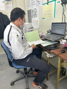 ニャンさん事務仕事中